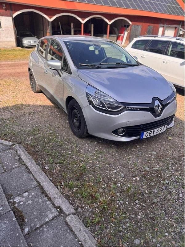 Silver Begagnad 2016 Renault Clio IV Expression Halvkombi | 69 900 kr (Marknadspris) - Bild 1/3
