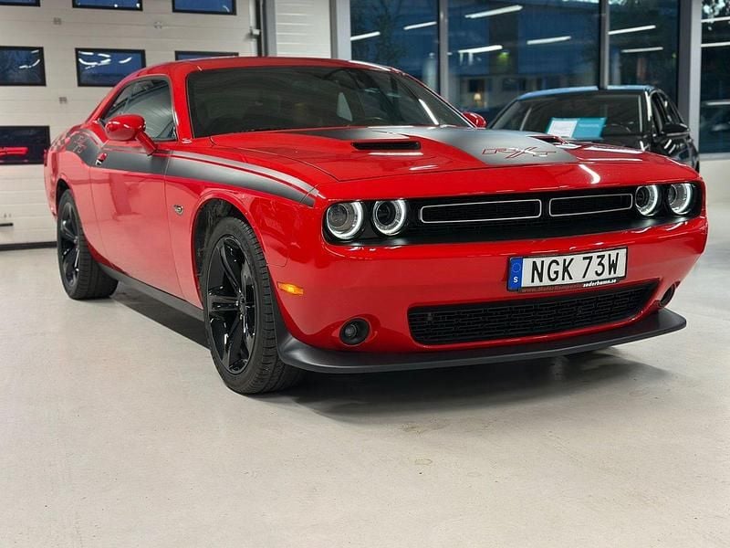 Röd Begagnad 2015 Dodge Challenger Sportkupé | 289 900 kr - Bild 1/4