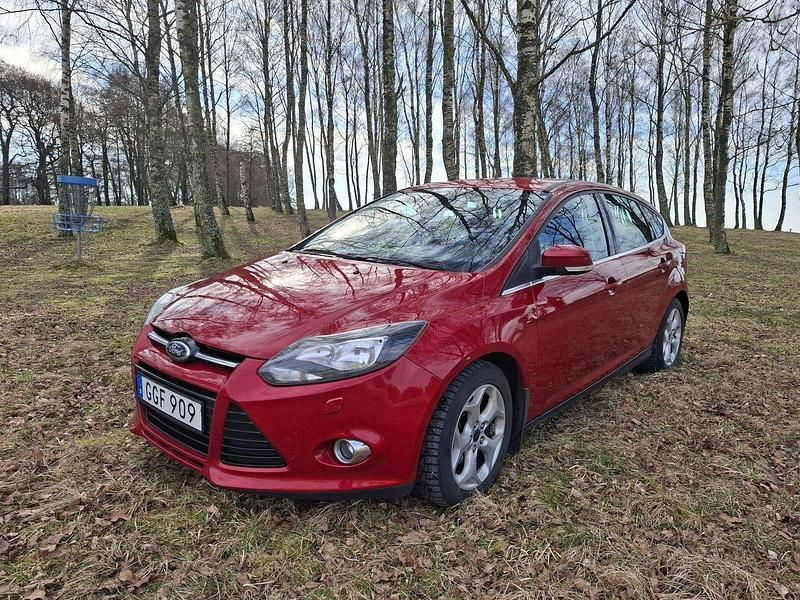 Röd Begagnad 2014 Ford Focus Titanium Halvkombi | 64 000 kr (Marknadspris) - Bild 1/4