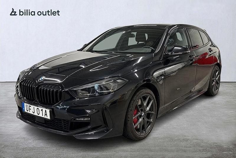 Svart Begagnad 2022 BMW 118 M Sport Halvkombi | 299 900 kr (Dyr) - Bild 1/4