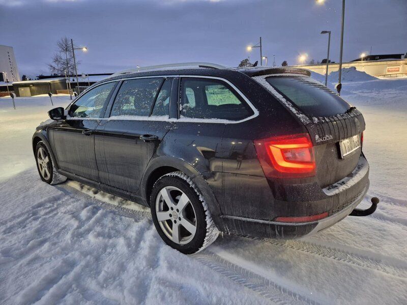 Svart Begagnad 2018 Skoda Octavia Scout Kombi | 149 000 kr (Marknadspris) - Bild 1/4