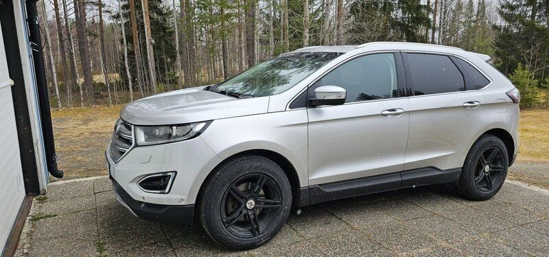 Grå Begagnad 2016 Ford Edge Titanium SUV | 172 000 kr (Marknadspris) - Bild 1/4