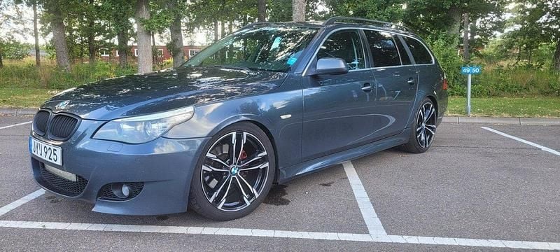 Grå Begagnad 2010 BMW 520 Kombi | 47 900 kr (Marknadspris) - Bild 1/4