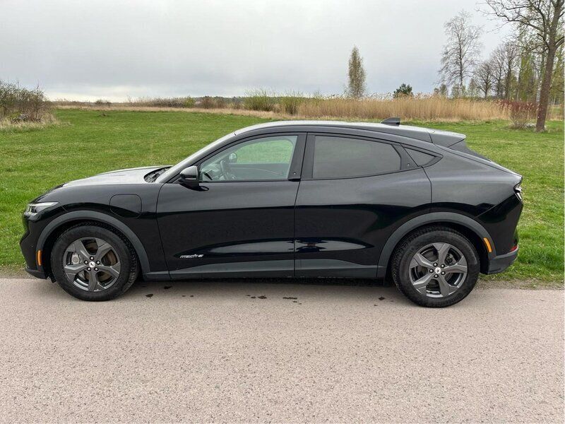 Svart Begagnad 2021 Ford Mustang Mach-E SUV | 369 000 kr (Bra pris) - Bild 1/4