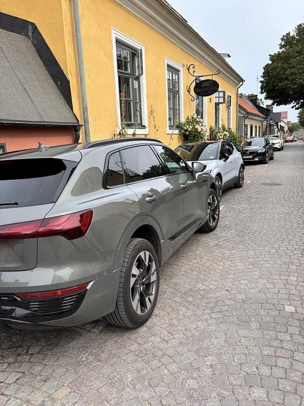 Grå Begagnad 2024 Audi Q8 e-tron S-Line SUV | 610 000 kr (Superpris) - Bild 1/4
