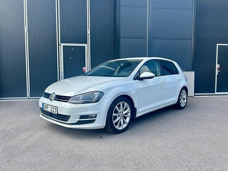 Vit Begagnad 2014 VW Golf VII Halvkombi | 114 900 kr (Bra pris) - Bild 1/4