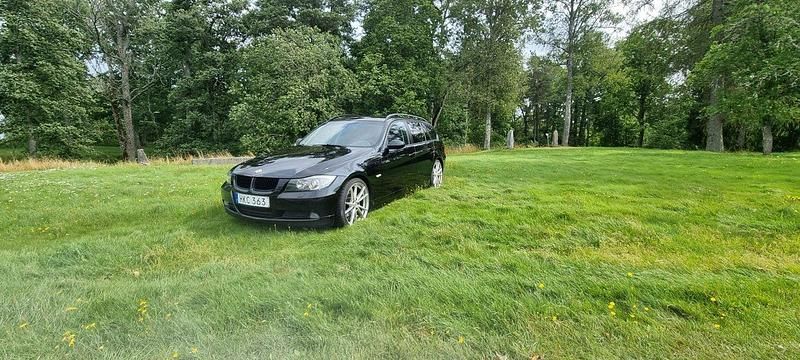 Svart Begagnad 2008 BMW 320 Kombi | 35 000 kr (Marknadspris) - Bild 1/4