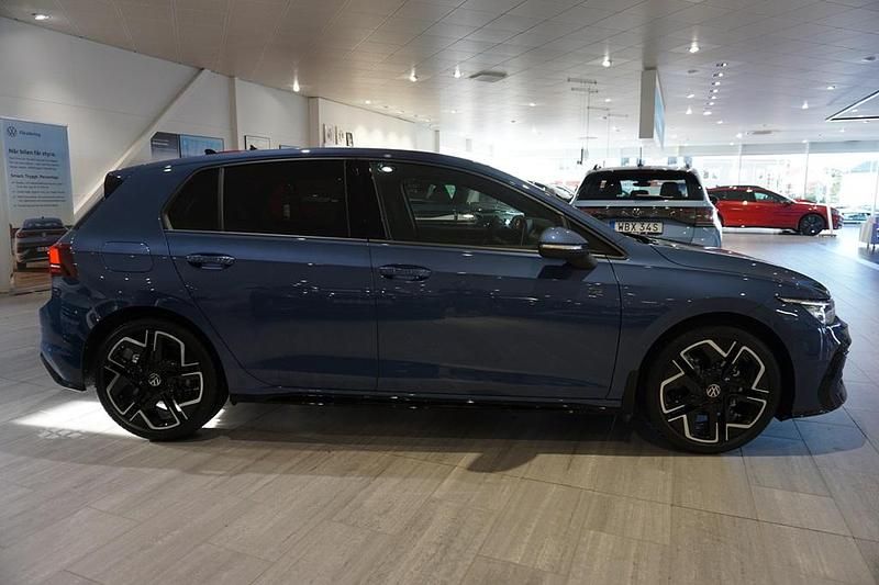 Begagnad VW Golf VIII R-line 150 HK (110 kW) 2024 Blå Kombi
