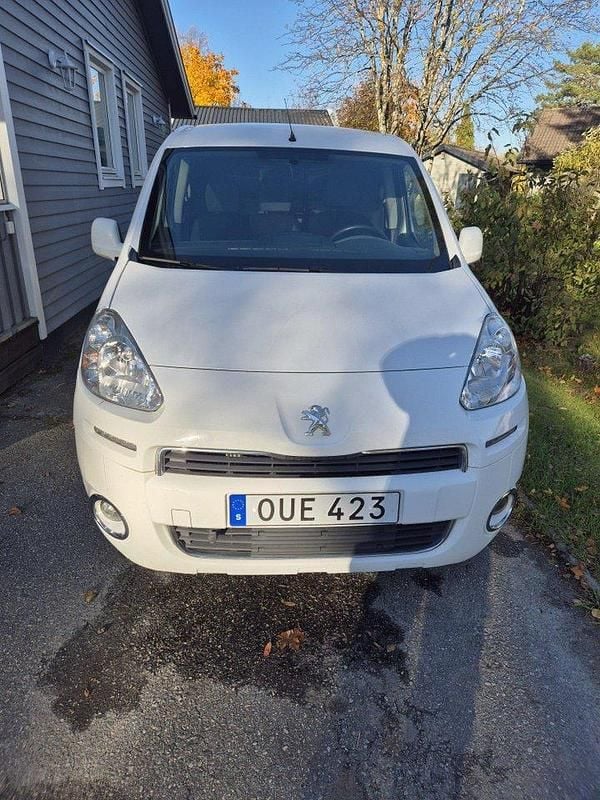 Vit Begagnad 2015 Peugeot Partner Minibuss | 82 000 kr (Marknadspris) - Bild 1/4