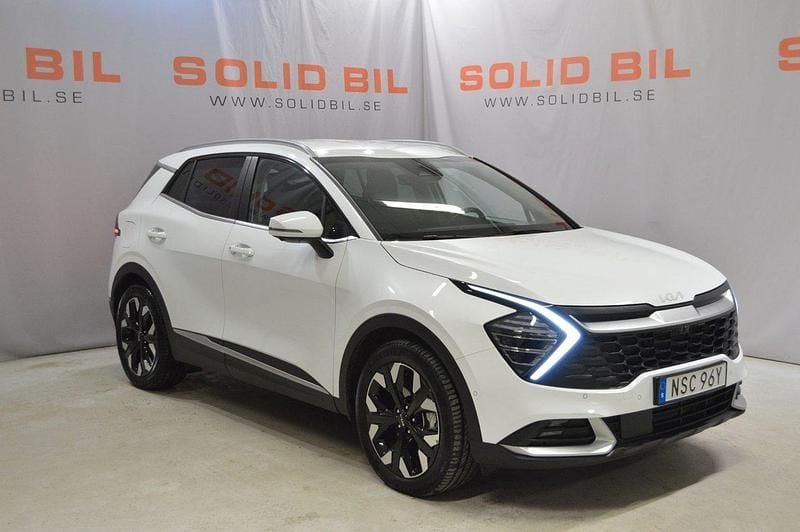 Vit Begagnad 2023 Kia Sportage Advance SUV | 319 900 kr (Superpris) - Bild 1/4