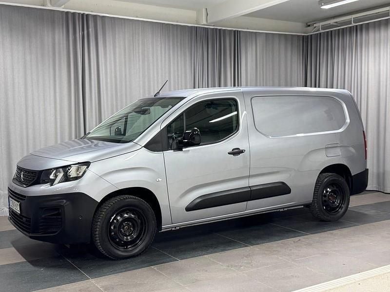 Grå Begagnad 2022 Peugeot Partner Minibuss | 328 625 kr - Bild 1/4
