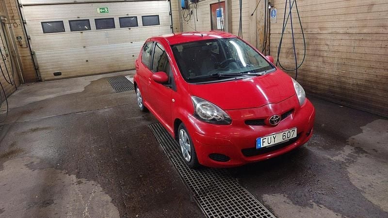 Röd Begagnad 2010 Toyota Aygo Halvkombi | 54 000 kr (Marknadspris) - Bild 1/4