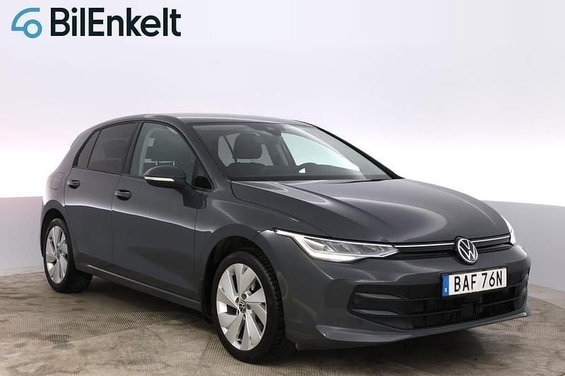 Grå Begagnad 2024 VW Golf VIII Life Halvkombi | 279 900 kr (Bra pris) - Bild 1/4