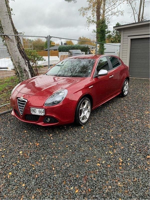 Röd Begagnad 2011 Alfa Romeo Giulietta Distinctive Halvkombi | 54 000 kr (Superpris) - Bild 1/3