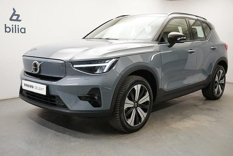 Grå Begagnad 2022 Volvo XC40 Plus SUV | 349 900 kr - Bild 1/3