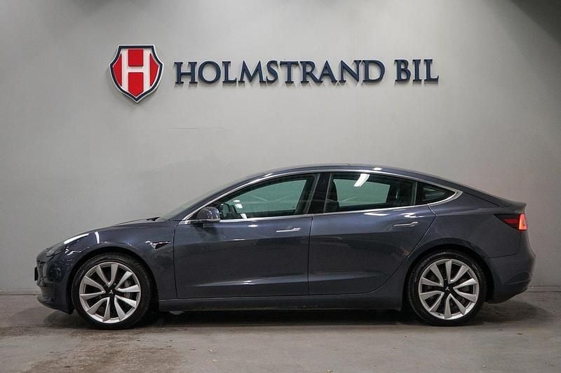 Grå Begagnad 2019 Tesla Model 3 Long Range AWD Sedan | 219 800 kr (Marknadspris) - Bild 1/4