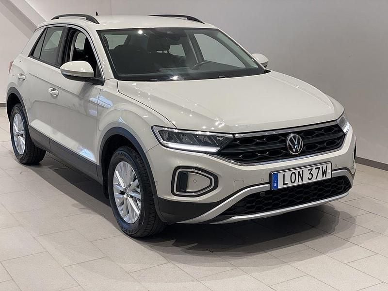 Grå (ascot grey) Begagnad 2023 VW T-Roc Life SUV | 234 900 kr (Marknadspris) - Bild 1/4