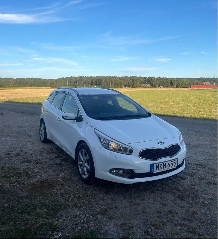 Vit Begagnad 2013 Kia Ceed Sportswagon Comfort Kombi | 79 000 kr (Marknadspris) - Bild 1/4