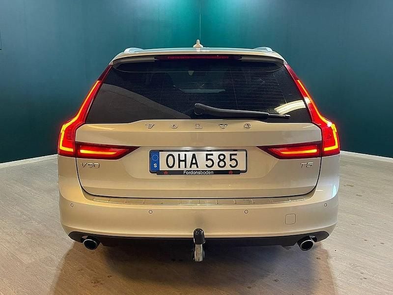 Begagnad Volvo V90 Momentum 254 HK (186 kW) 2016 Brun Kombi