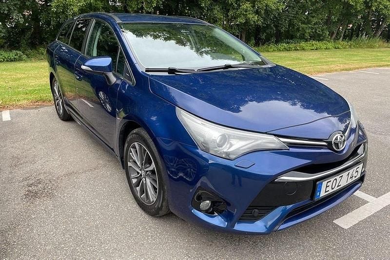 Mörkblå Begagnad 2016 Toyota Avensis Kombi | 139 000 kr (Marknadspris) - Bild 1/4