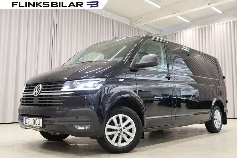 Svart (deep black pärleffekt) Begagnad 2023 VW T6.1 Van | 419 900 kr (Bra pris) - Bild 1/4