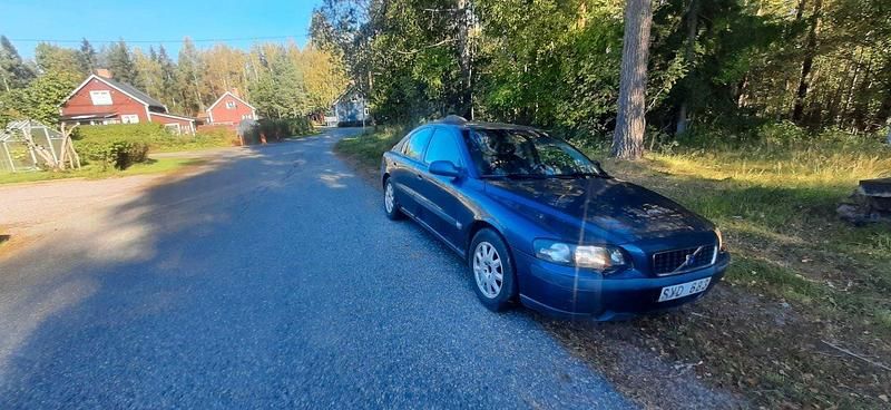 Mörkblå (blå) Begagnad 2002 Volvo S60 Sedan | 25 000 kr (Marknadspris) - Bild 1/4