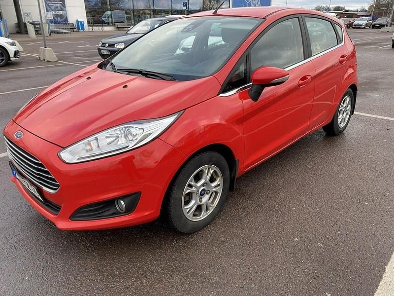 Röd Begagnad 2015 Ford Fiesta Titanium Halvkombi | 19 000 kr (Marknadspris) - Bild 1/4