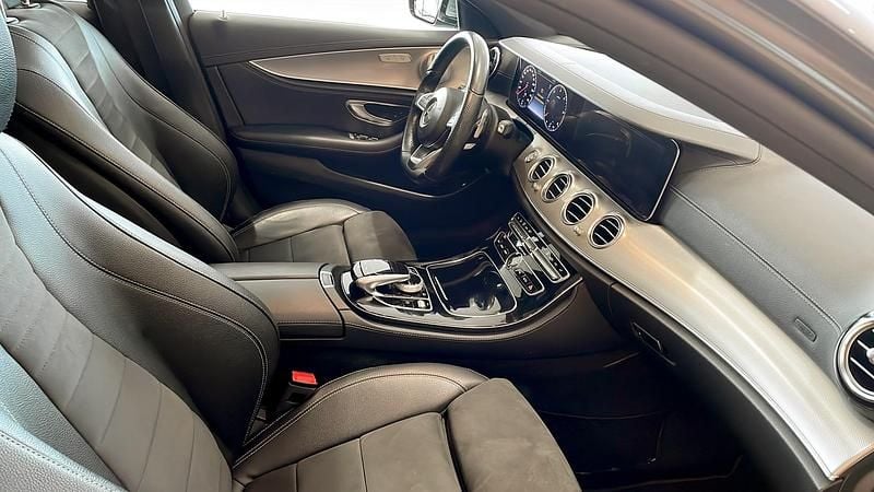 Begagnad Mercedes E220 AMG line 194 HK (142 kW) 2018 Grå Sedan