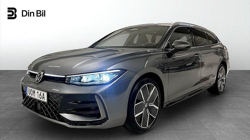 Mörkgrå Ny 2025 VW Passat R-line Kombi | 556 400 kr (Marknadspris) - Bild 1/4