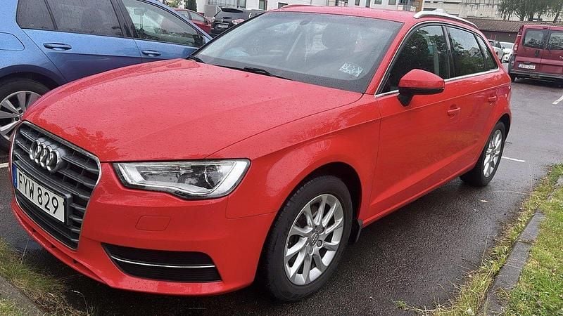Röd Begagnad 2015 Audi A3 Sportback Attraction Halvkombi | 148 000 kr (Dyr) - Bild 1/3