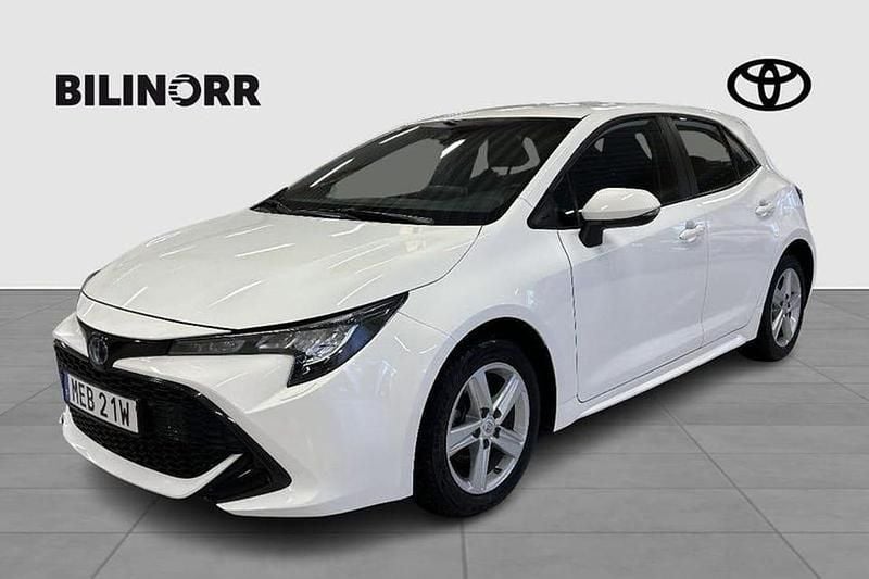 Vit Begagnad 2022 Toyota Corolla Active Halvkombi | 239 000 kr (Marknadspris) - Bild 1/4
