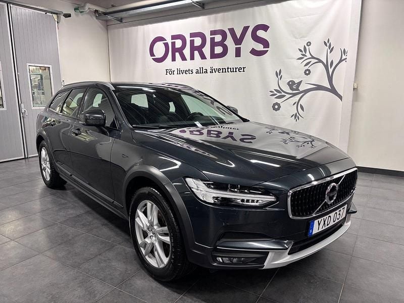 Grå Begagnad 2017 Volvo V90 CC Momentum Kombi | 199 000 kr (Marknadspris) - Bild 1/4