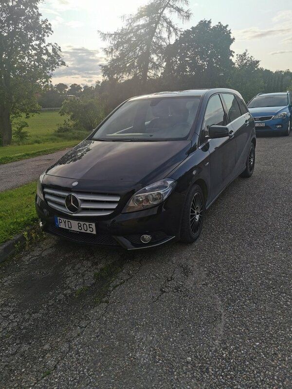 Svart Begagnad 2012 Mercedes B180 Minibuss | 35 000 kr - Bild 1/4