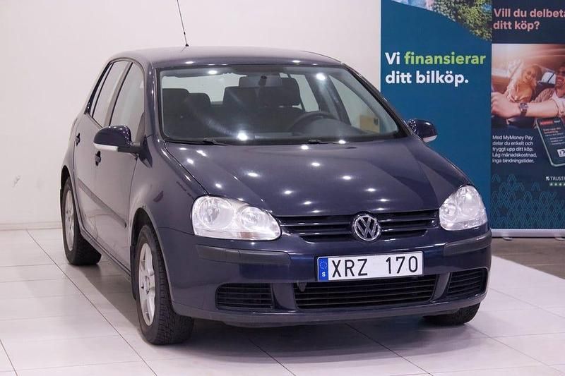 Begagnad VW Golf IV 102 HK (75 kW) 2006 Mörkblå Halvkombi