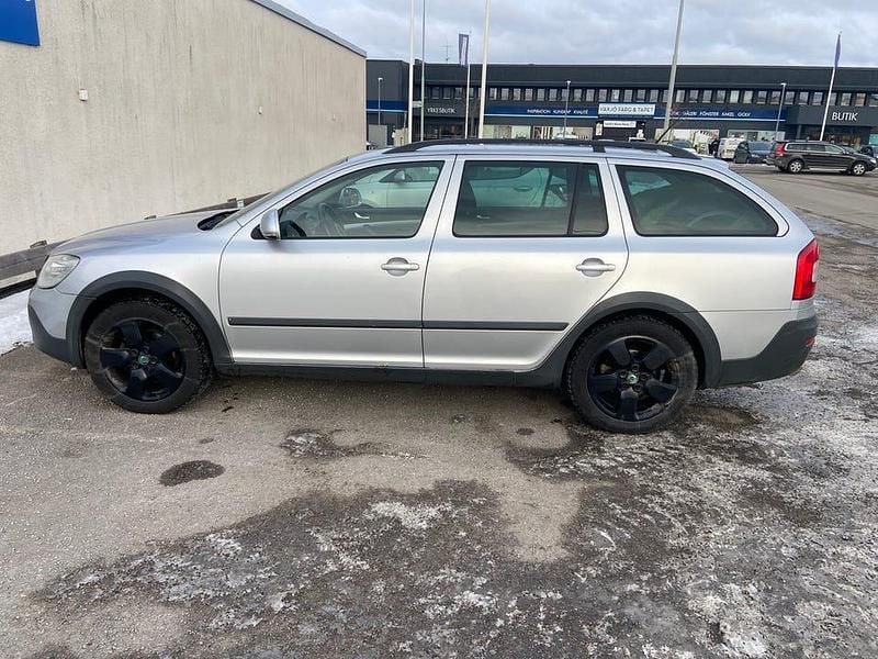 Begagnad Skoda Octavia Scout 140 HK (102 kW) 2012 Kombi