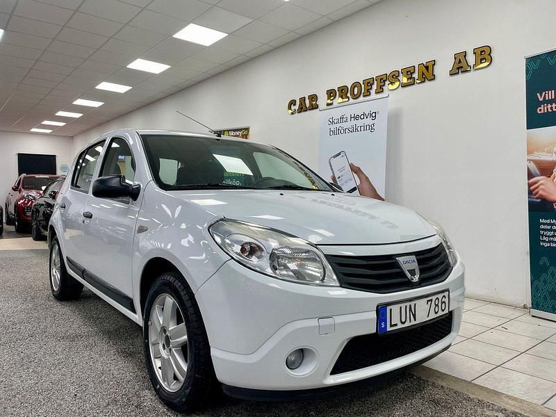 Vit Begagnad 2011 Dacia Sandero Halvkombi | 39 900 kr - Bild 1/4