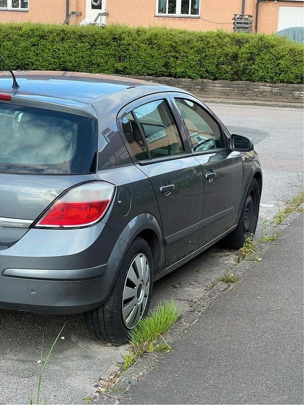 Grå Begagnad 2005 Opel Astra Halvkombi | 16 000 kr (Marknadspris) - Bild 1/4