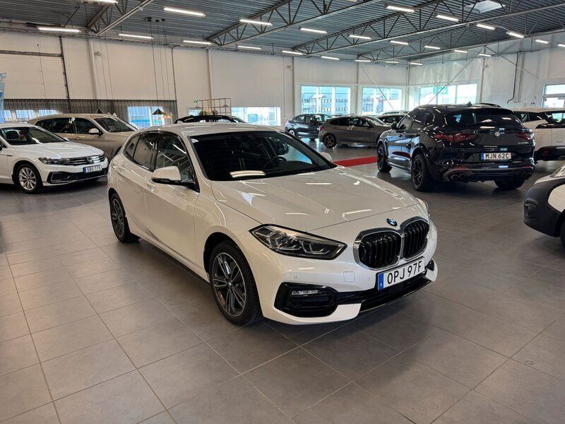 Vit Begagnad 2023 BMW 118 Sport Line Halvkombi | 309 000 kr (Dyr) - Bild 1/4