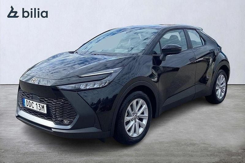Svart Begagnad 2024 Toyota C-HR Active SUV | 349 900 kr (Bra pris) - Bild 1/4