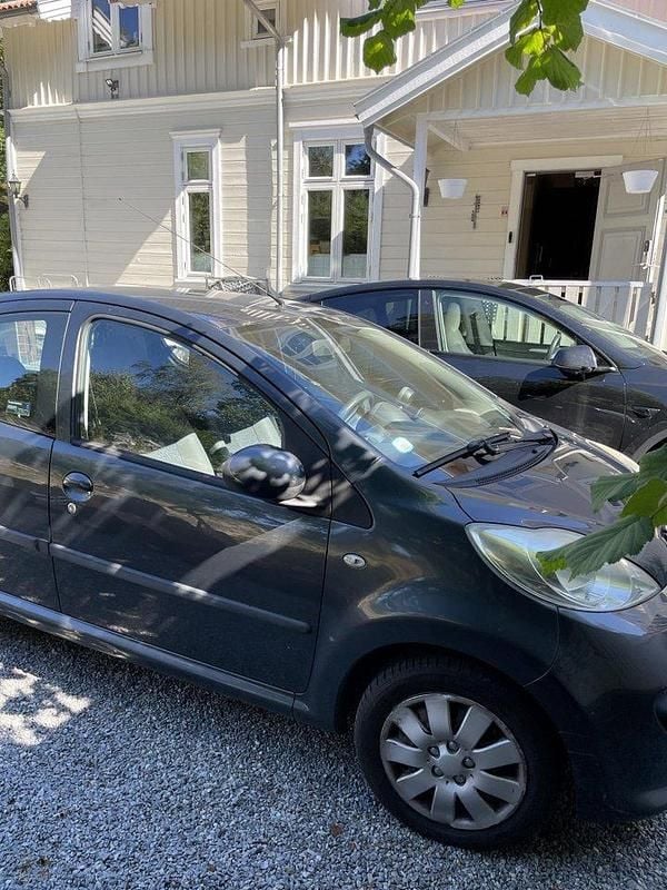 Grå Begagnad 2009 Peugeot 107 Halvkombi | 24 000 kr (Bra pris) - Bild 1/4