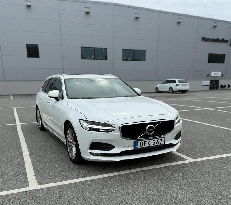 Vit Begagnad 2017 Volvo V90 Momentum Kombi | 190 000 kr (Marknadspris) - Bild 1/4