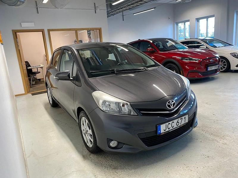 Begagnad Toyota Yaris Multidrive S 99 HK (72 kW) 2012 Grå Halvkombi