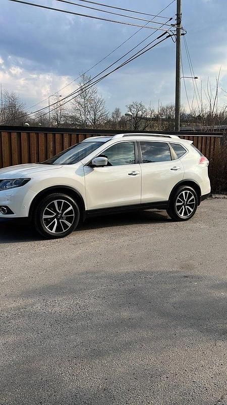 Vit Begagnad 2015 Nissan X-Trail SUV | 119 900 kr (Marknadspris) - Bild 1/4
