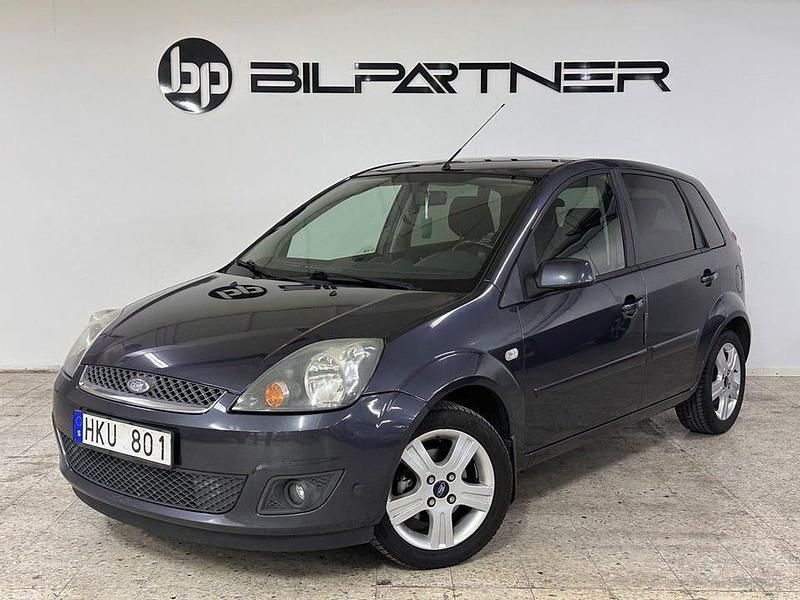 Grå Begagnad 2008 Ford Fiesta Halvkombi | 39 900 kr - Bild 1/4