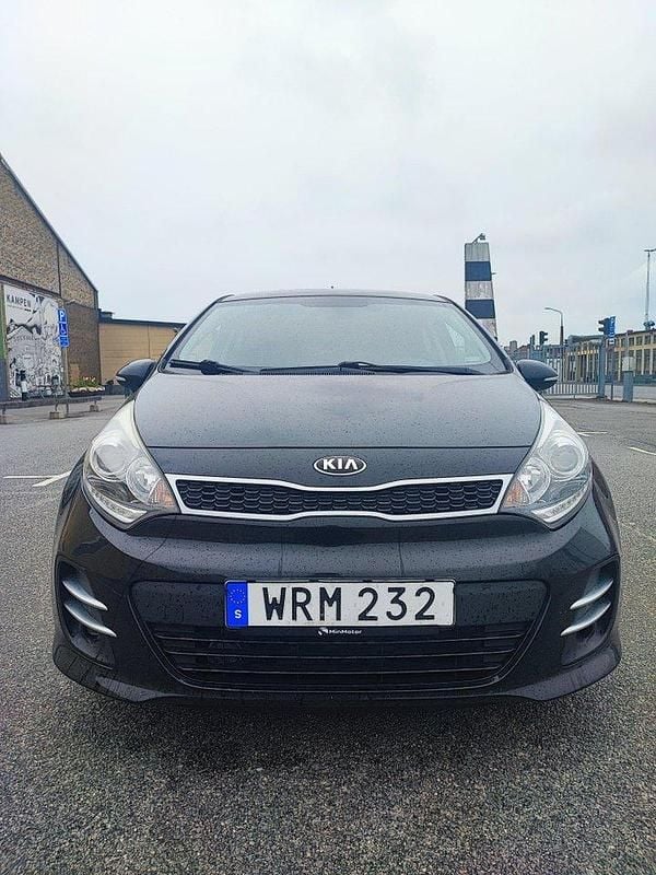 Svart Begagnad 2015 Kia Rio Halvkombi | 69 900 kr (Marknadspris) - Bild 1/4