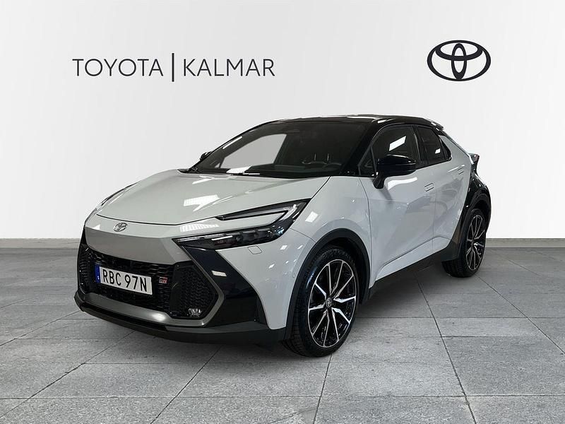 Grå Begagnad 2024 Toyota C-HR Sport SUV | 429 000 kr (Superpris) - Bild 1/4