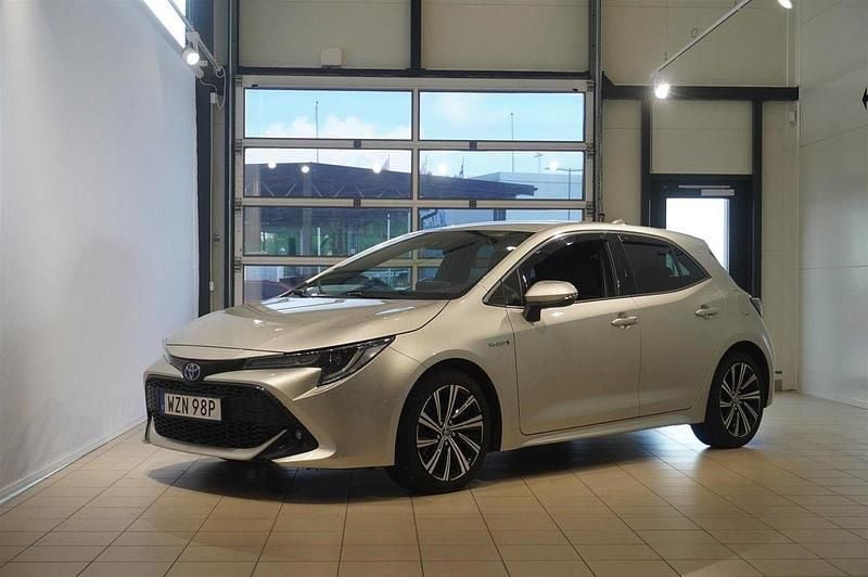Silver Begagnad 2020 Toyota Corolla Style Halvkombi | 239 800 kr (Marknadspris) - Bild 1/4
