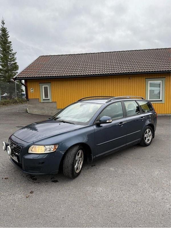 Blå Begagnad 2010 Volvo V50 Kinetic Kombi | 39 000 kr (Marknadspris) - Bild 1/3