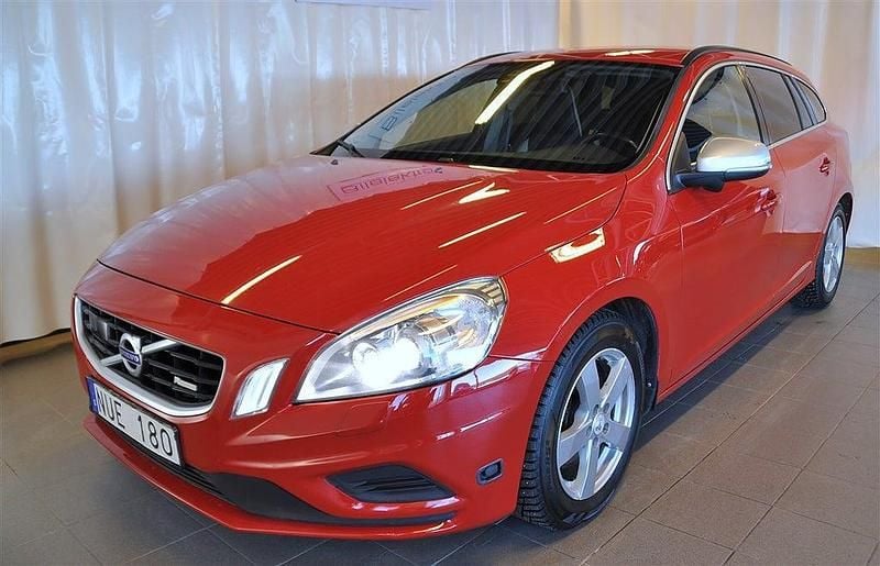 Röd Begagnad 2011 Volvo V60 R-Design Kombi | 76 000 kr (Marknadspris) - Bild 1/4
