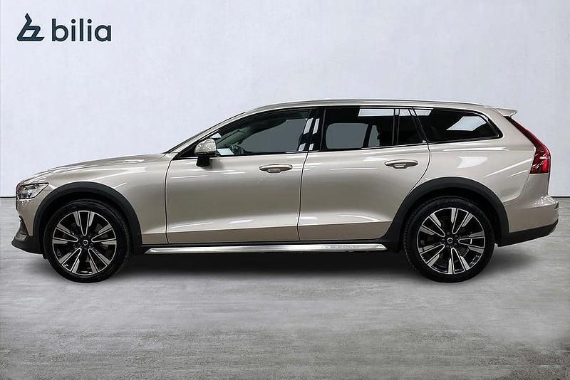 Begagnad Volvo V60 CC Core 197 HK (144 kW) 2023 Ljusgrå Kombi